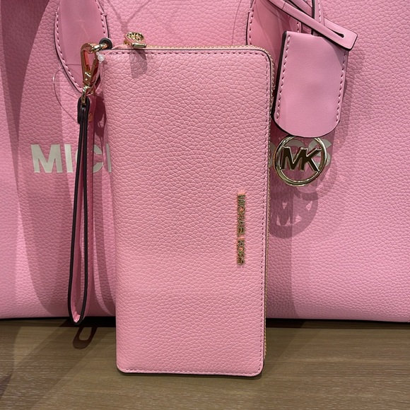 MICHAEL KORS JST 
Leather Continental Wristlet Phone Case Wallet 
Carnation 
NWT - Picture 13 of 16